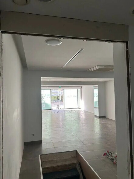 Retail in Paris for lease - Interior Photo - Image 3 of 8