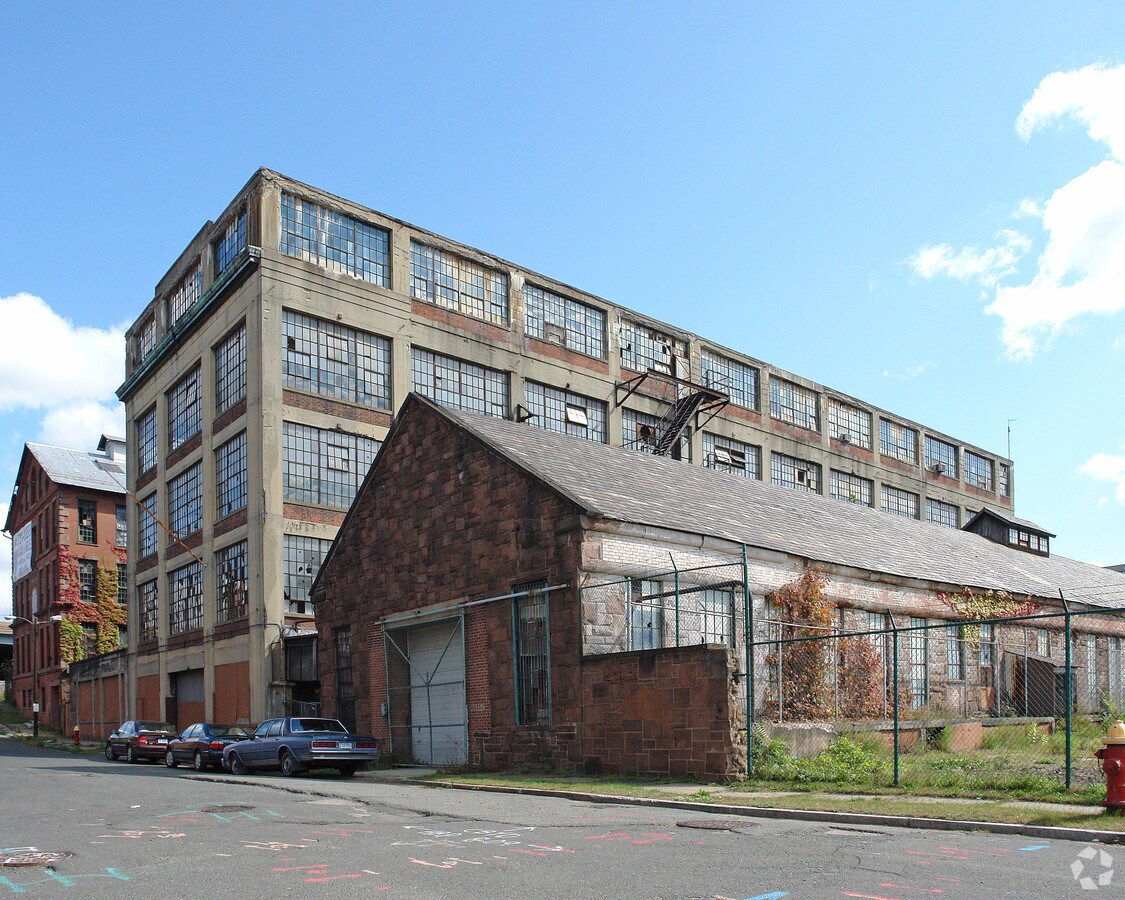 7 Sequassen St, Hartford, CT 06106