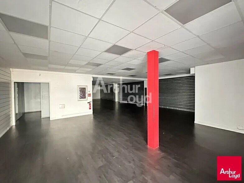 Retail in Saint-Grégoire for lease - Interior Photo - Image 2 of 2