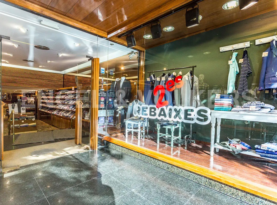 Manresa, BAR 08241 - Unit 01 -  - Interior Photo - Image 1 of 16