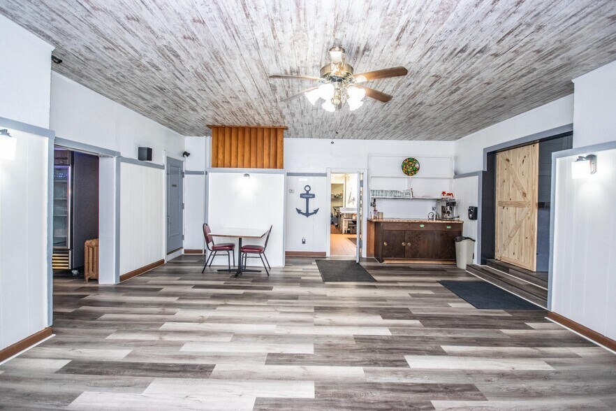 417 2nd St, Random Lake, WI for sale - Interior Photo - Image 3 of 20