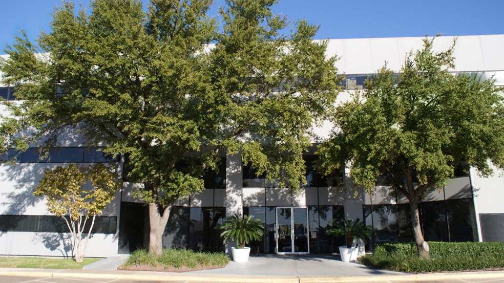 10039 Bissonnet St, Houston, TX for sale - Building Photo - Image 2 of 5