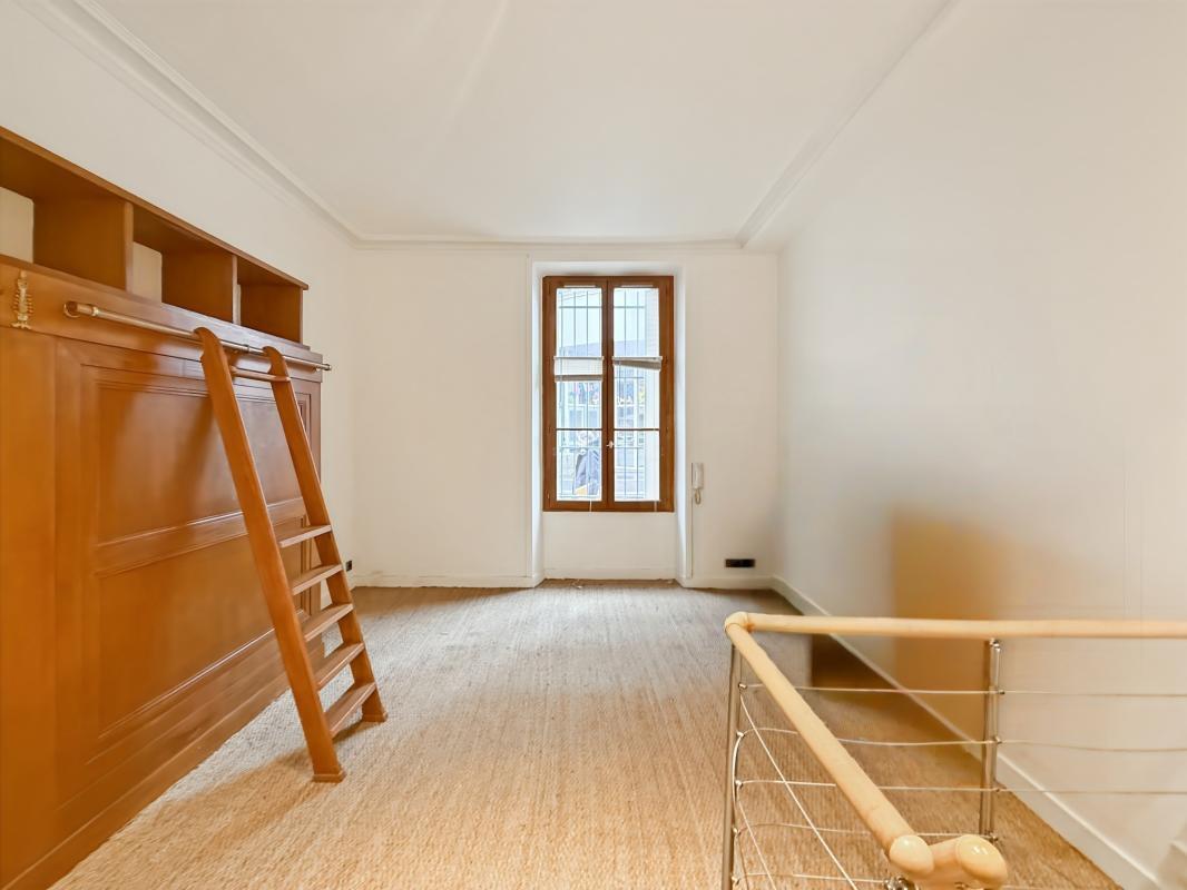 Office in Paris for lease Building Photo- Image 1 of 6