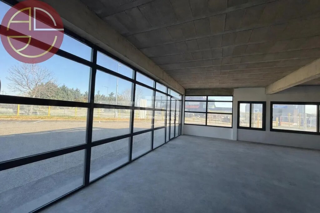 Location Commerce 220 m² - Photo 1