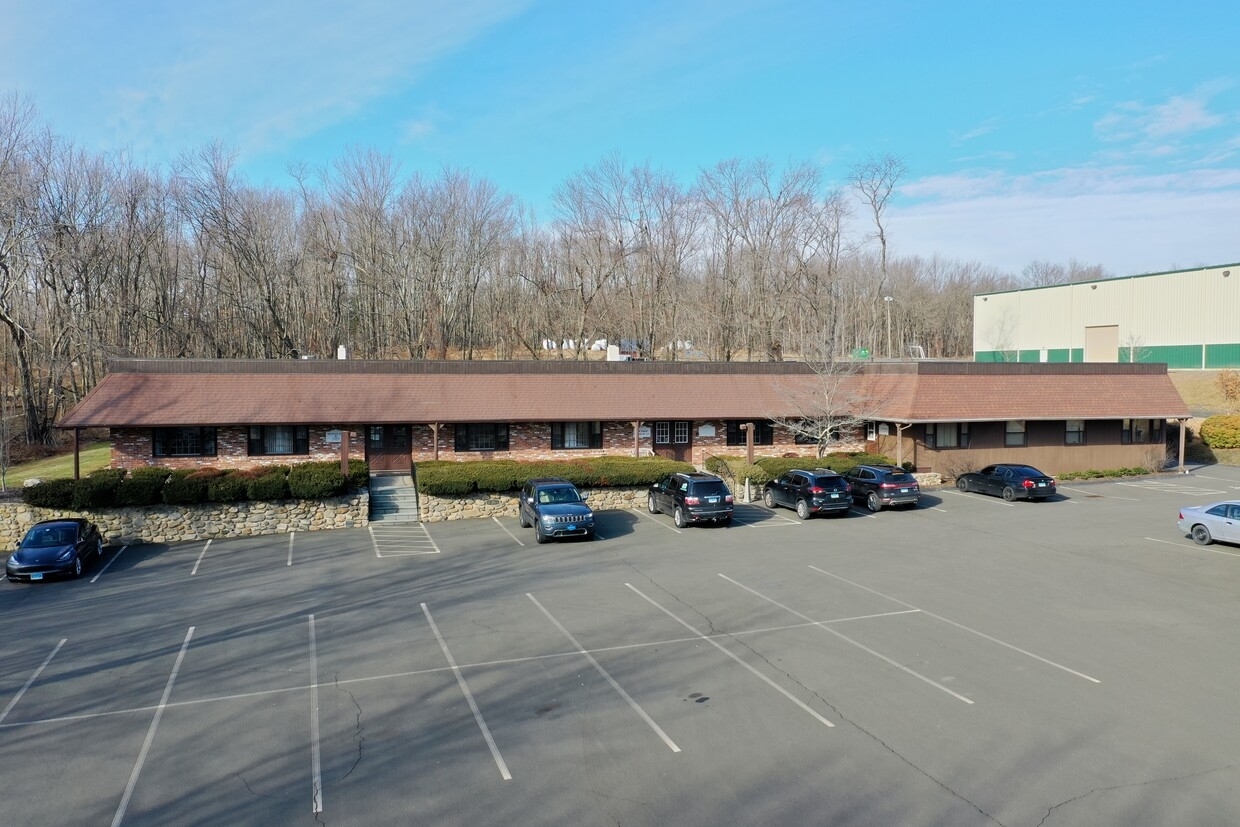 649 Amity Rd, Bethany, CT for lease Primary Photo- Image 1 of 8