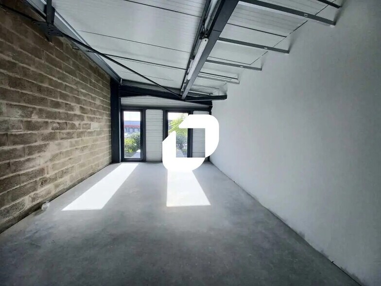 Industrial in Beychac-et-Caillau for lease - Interior Photo - Image 2 of 2