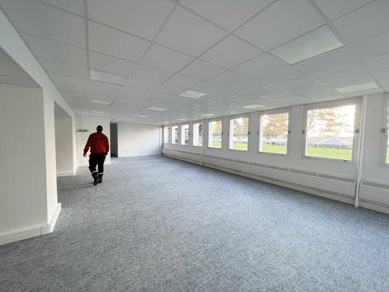 Flex in Paris for lease - Interior Photo - Image 2 of 9