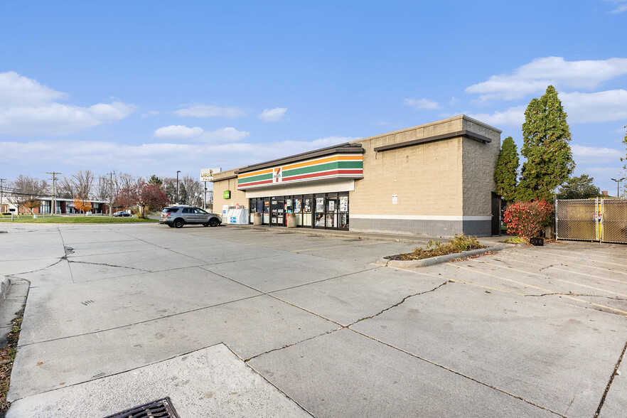 3909 E 14 Mile Rd, Sterling Heights, MI for sale - Building Photo - Image 2 of 8