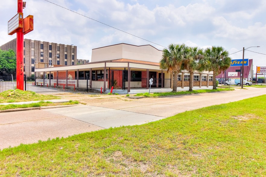 2214 Mangum Rd, Houston, TX for lease - Primary Photo - Image 1 of 26