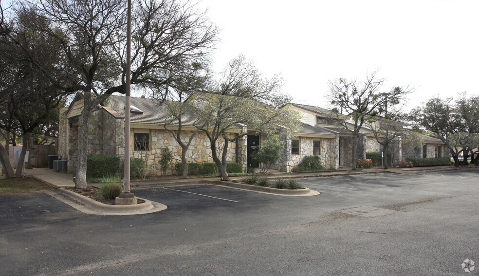 321-323 Lake Creek Dr, Round Rock, TX for sale - Building Photo - Image 2 of 2