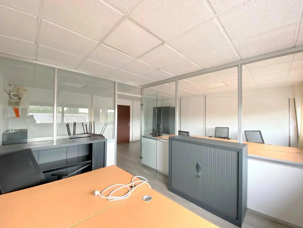 Office in Le Mesnil-le-Roi for lease Building Photo- Image 1 of 32