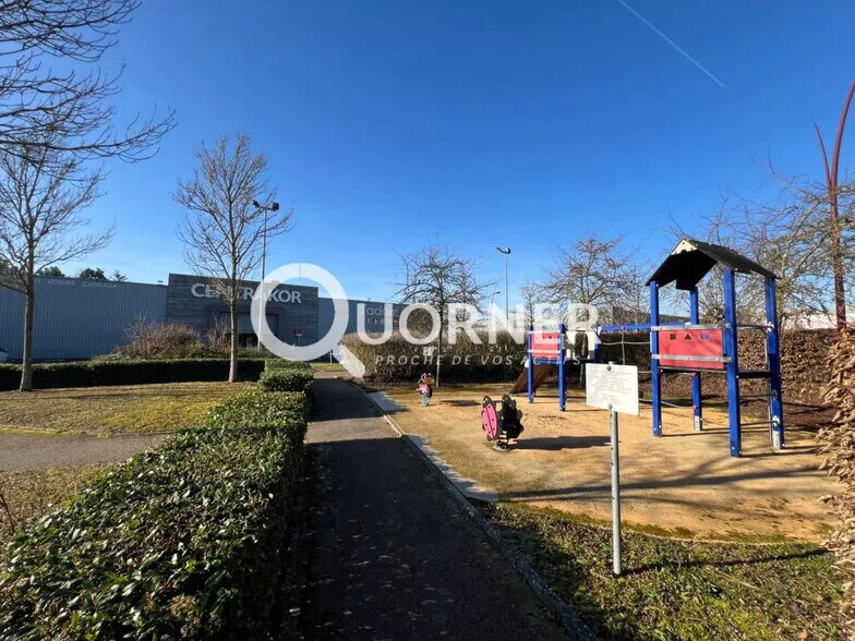 Retail in Saint-Parres-aux-Tertres for lease - Building Photo - Image 2 of 4