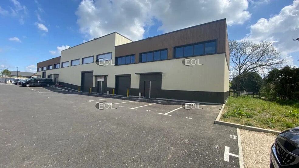 Flex in Marcoussis for lease - Building Photo - Image 1 of 6