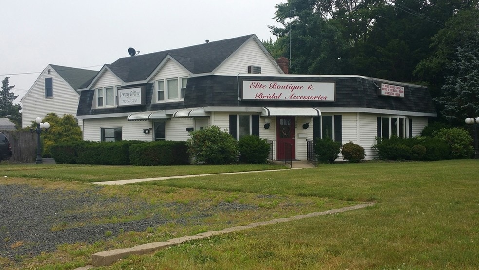 Office/Retail/Apartment For Sale portfolio of 2 properties for sale on LoopNet.com - Primary Photo - Image 1 of 1