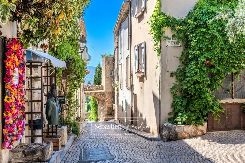 Retail in Le Castellet for lease - Building Photo - Image 1 of 12