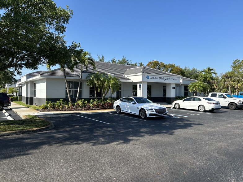 6150 Diamond Centre Ct, Fort Myers, FL for lease - Building Photo - Image 1 of 6