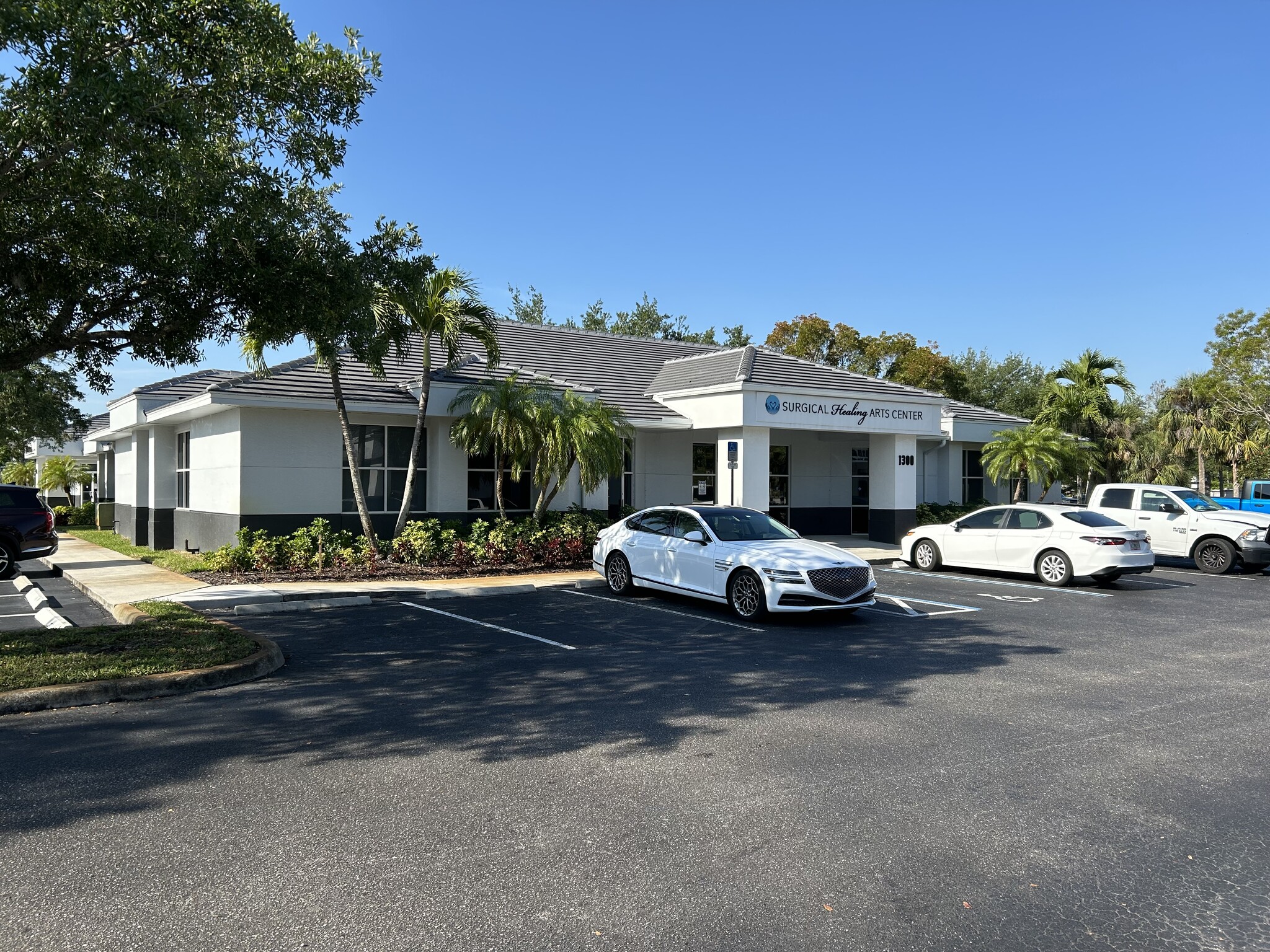 6150 Diamond Centre Ct, Fort Myers, FL for lease Building Photo- Image 1 of 7