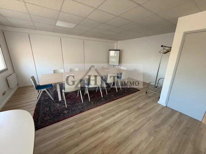 Office in Marcoussis for lease - Interior Photo - Image 2 of 5