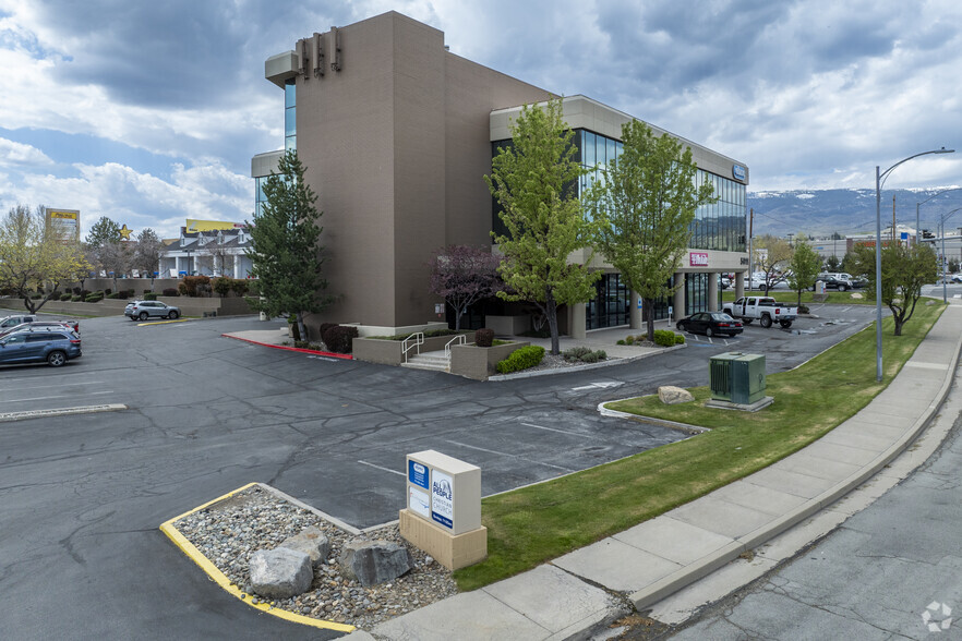 5011 Meadowood Mall Cir, Reno, NV for lease - Building Photo - Image 3 of 15