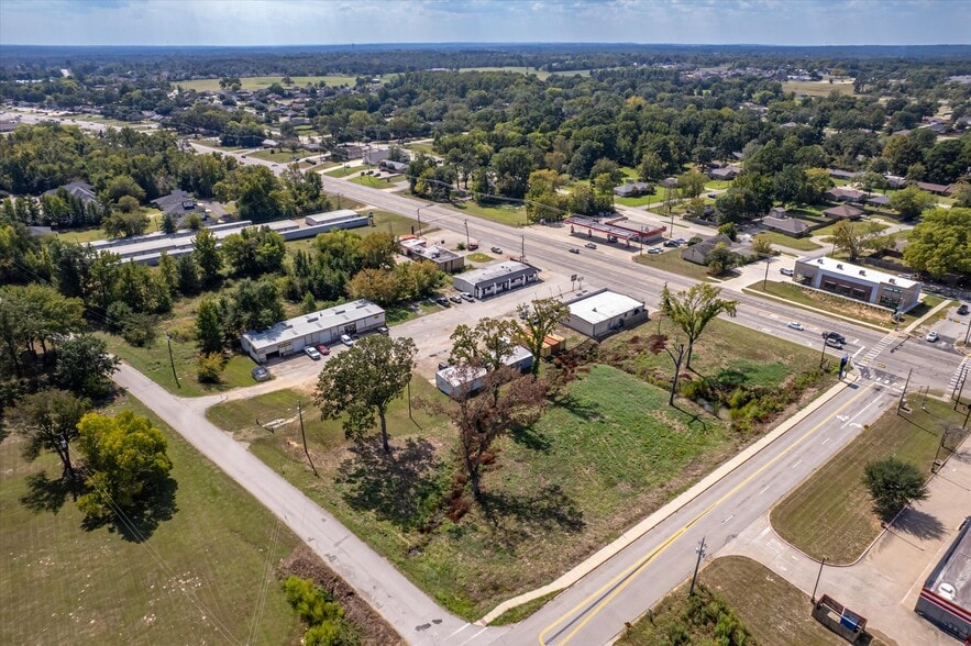 906 S Main St, Lindale, TX for sale - Building Photo - Image 2 of 37
