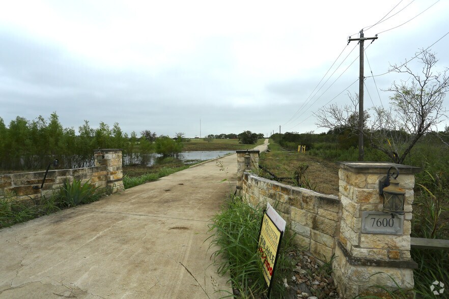 7600 Elroy Rd, Del Valle, TX 78617