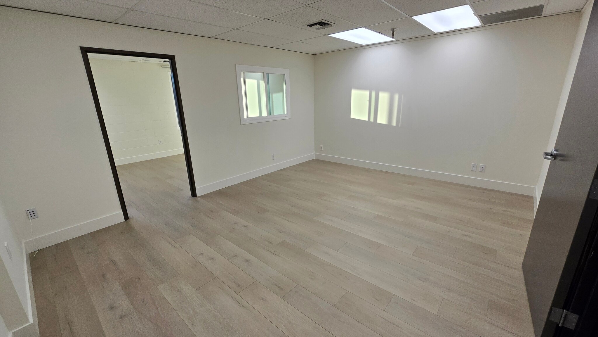 15130-15132 Ventura Blvd, Sherman Oaks, CA for lease Interior Photo- Image 1 of 5