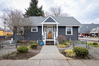 1215 B St, Hood River, OR for sale Interior Photo- Image 1 of 54