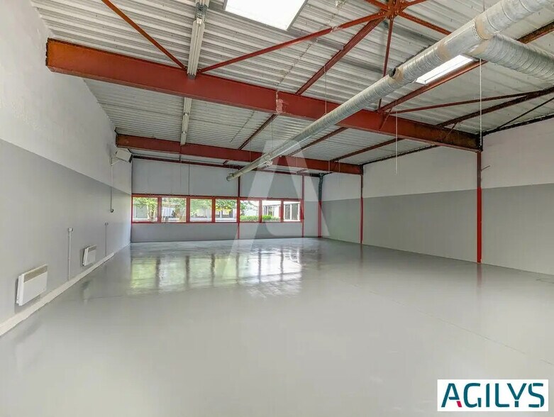 Flex in Villebon-sur-Yvette for lease - Interior Photo - Image 2 of 9