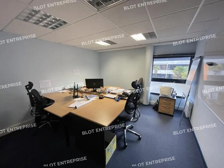 Office in Lorient for lease - Building Photo - Image 2 of 14