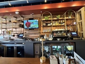 525 Santa Monica Blvd, Santa Monica, CA for lease Interior Photo- Image 1 of 2