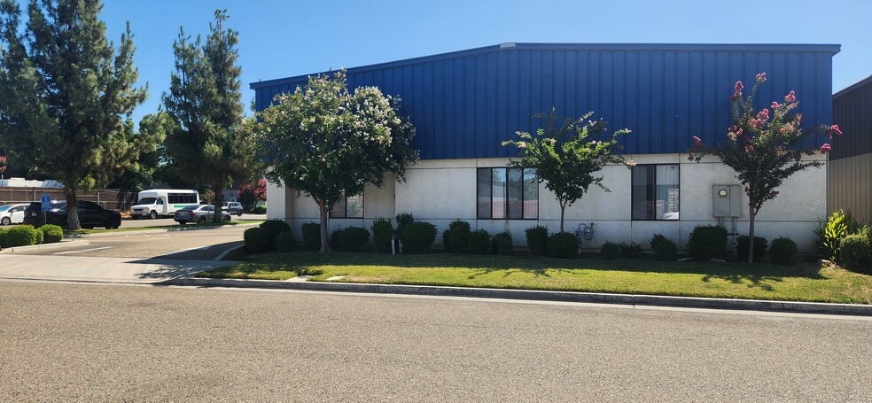 3629 W Gettysburg Ave, Fresno, CA for lease - Building Photo - Image 2 of 4