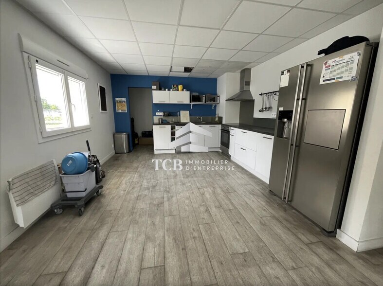 Flex in Treillières for lease - Interior Photo - Image 2 of 10