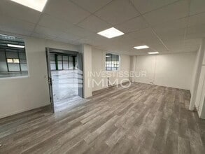 Industrial in Saint-Thibault-des-Vignes for lease Interior Photo- Image 2 of 3