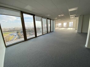 Retail in Villeurbanne for lease Interior Photo- Image 2 of 11