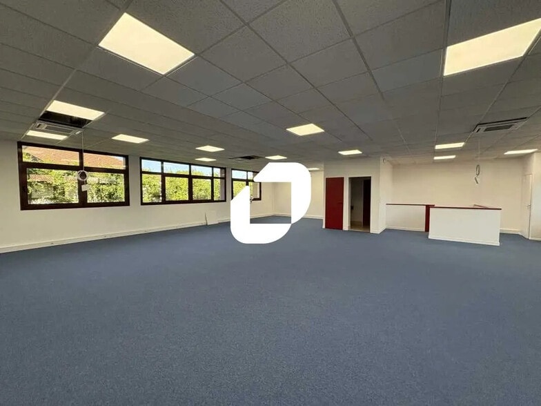 30 Avenue Robert Surcouf, Voisins-le-Bretonneux for lease - Interior Photo - Image 2 of 11