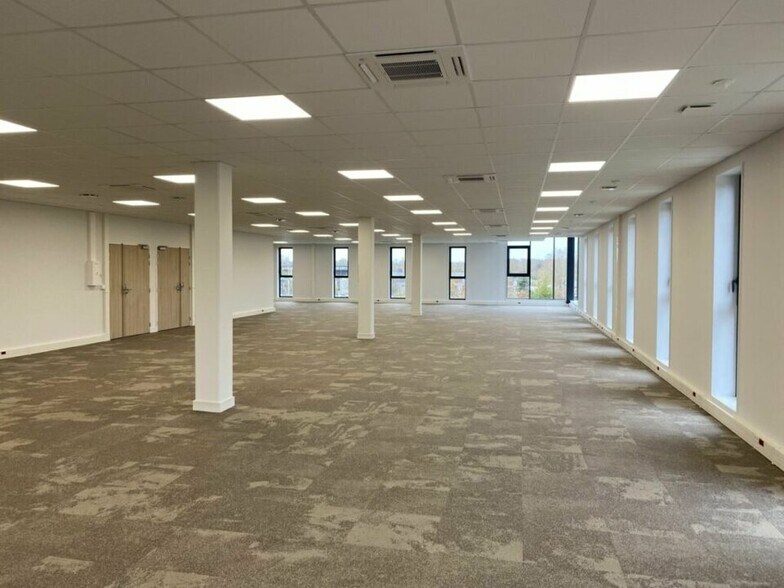 Office in Val-de-Reuil for lease - Building Photo - Image 2 of 7