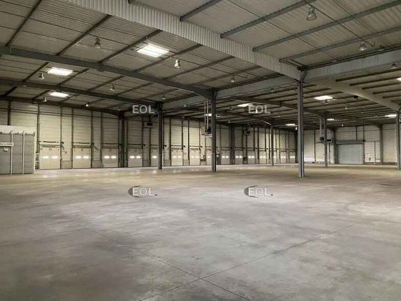 Industrial in Bressolles for lease - Interior Photo - Image 2 of 7