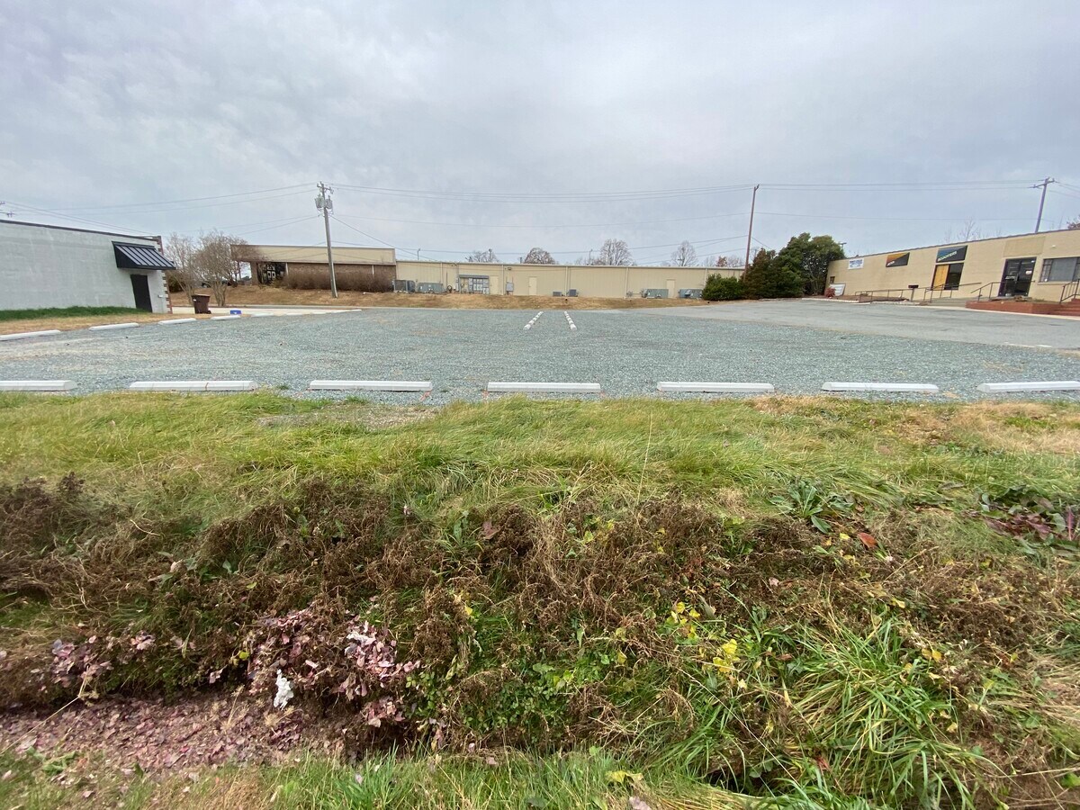 2060 Chapel Hill Rd, Burlington, NC 27215