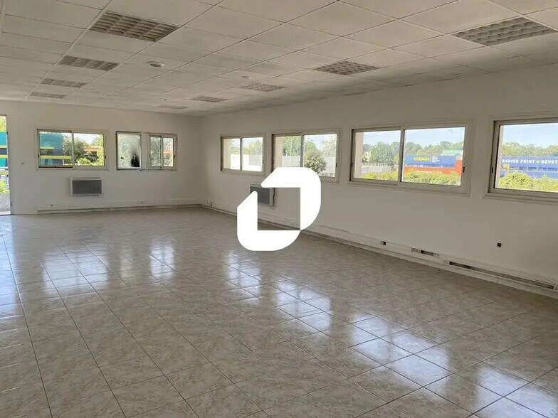 Office in Pessac for lease - Interior Photo - Image 2 of 5