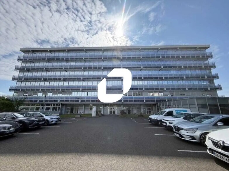 Office in Osny for lease - Building Photo - Image 1 of 40