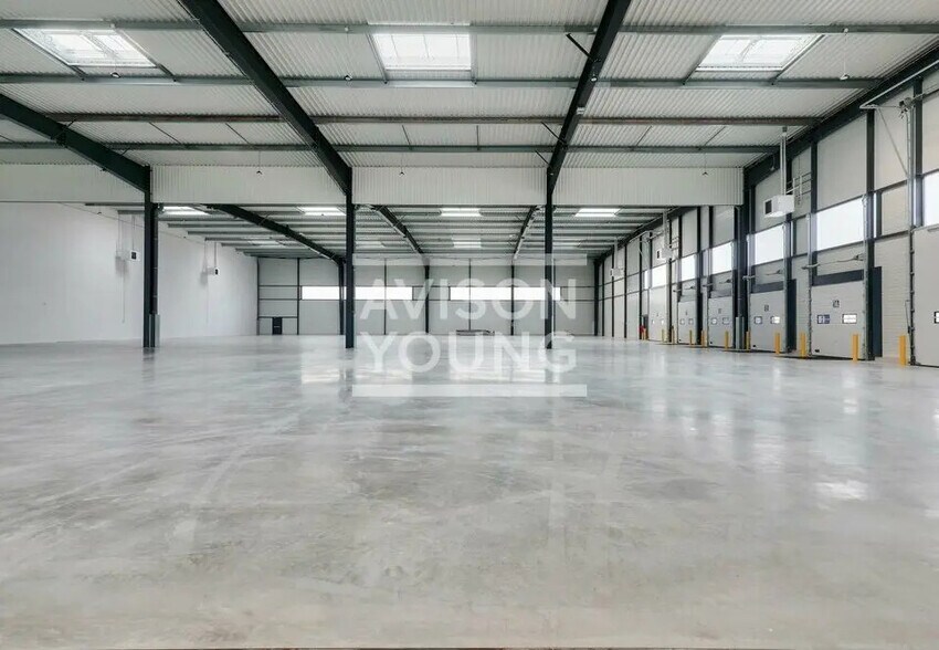 Flex in La Courneuve for lease - Interior Photo - Image 2 of 3