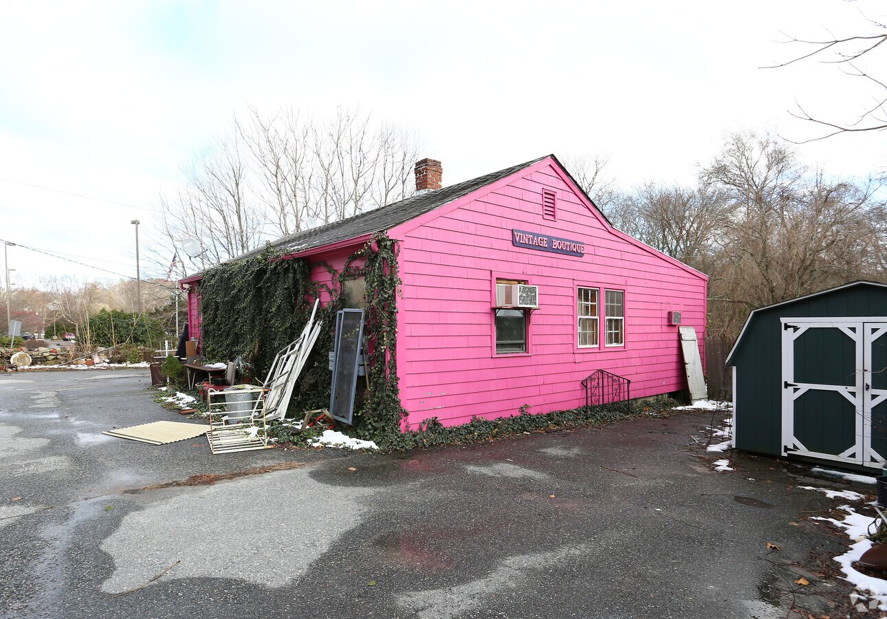 74 S Broad St, Pawcatuck, CT 06379