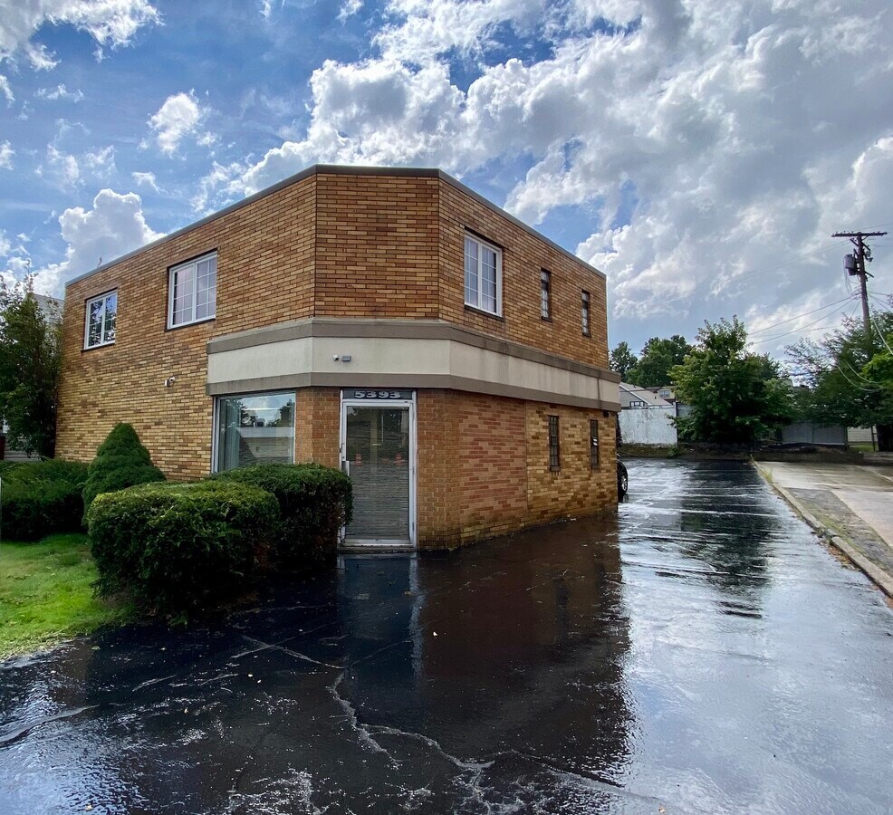 5393 Pearl Rd, Parma, OH 44129