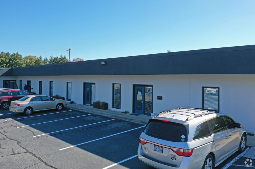 1411 Plaza West Rd, Winston-Salem, NC for lease - Building Photo - Image 2 of 11