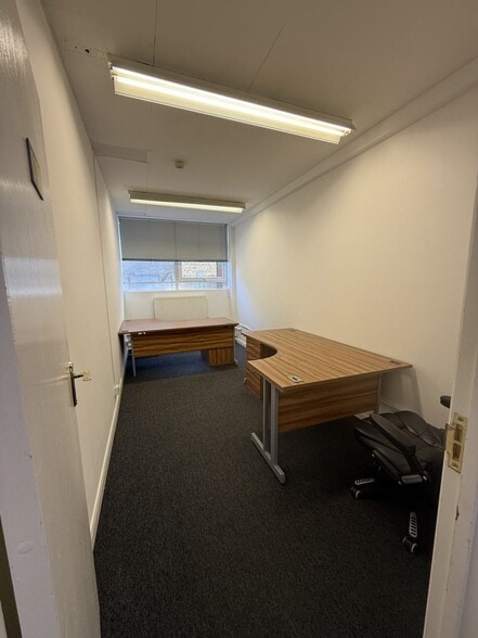 336 Molesey Rd, Walton-On-Thames for lease - Interior Photo - Image 3 of 7