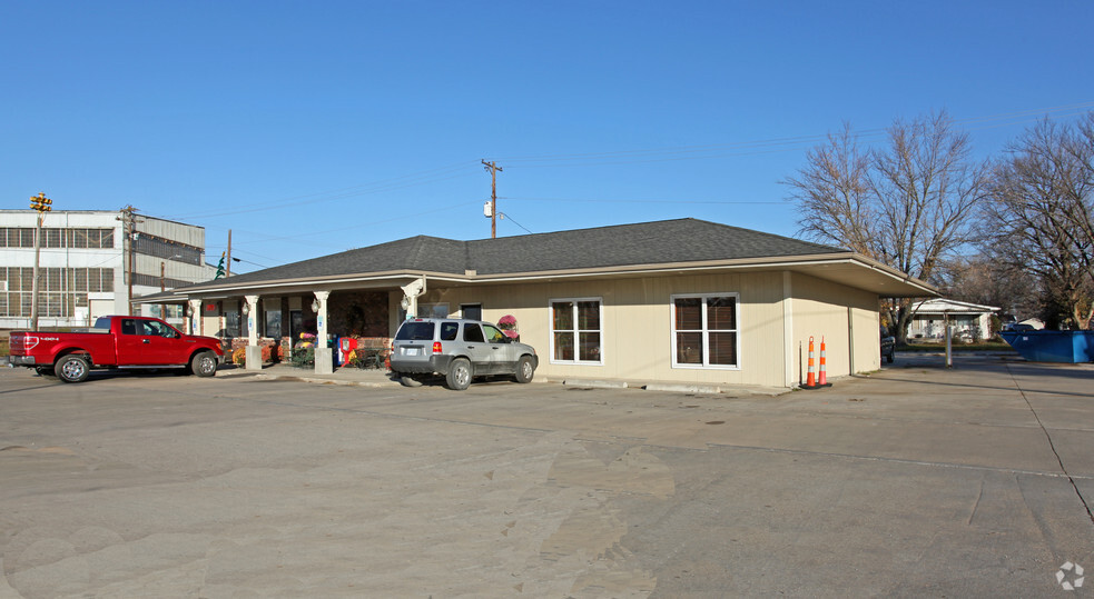 901 S 6th St, Osawatomie, KS for sale - Primary Photo - Image 1 of 2