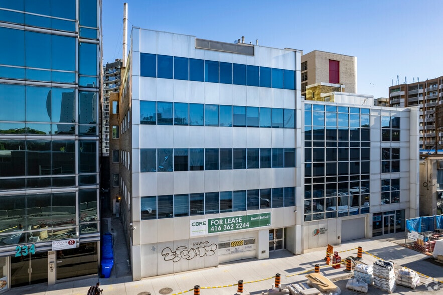 240 Eglinton Ave E, Toronto, ON for lease - Building Photo - Image 2 of 6