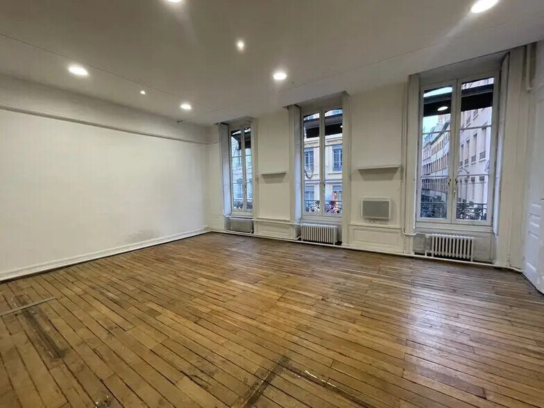 Office in Lyon for lease - Interior Photo - Image 3 of 5