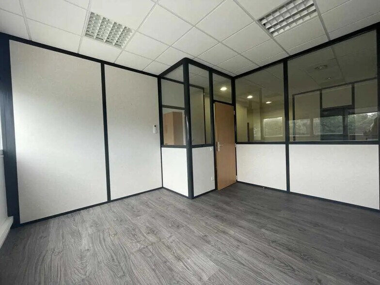 Office in Allonne for lease - Interior Photo - Image 1 of 5