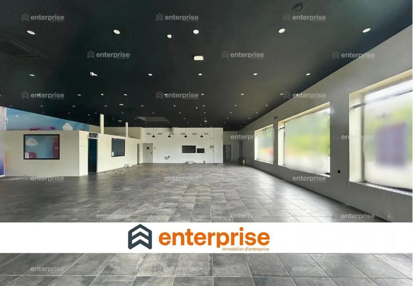 Retail in Saint-Maximin for lease - Interior Photo - Image 1 of 1